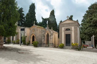 Искусство на кладбище: кладбище Стальено и модернистский некрополь  Льорет-де-Мар: