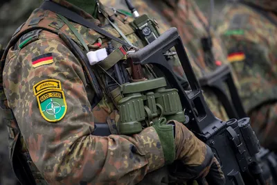 Телеканал OstWest - Германия хочет отправить в Литву около 4000 солдат  бундесвера Министр обороны Германии Борис Писториус намерен отправить около  4000 солдат бундесвера на постоянное место службы в Литву, чтобы укрепить  восточный