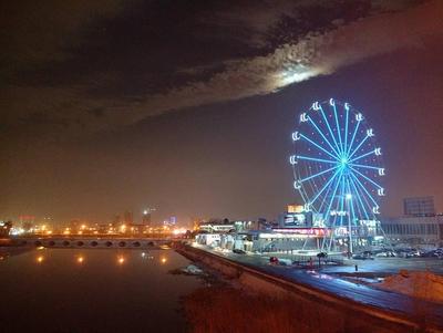 Строительство нового колеса обозрения завершается у Мегаполиса на  набережной Миасса в Челябинске