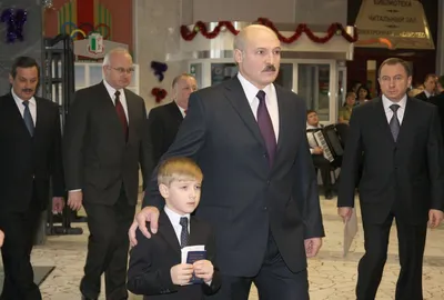 Коля Лукашенко и его одноклассница пришли на выпускной в наряде в цветах  флага Украины • Портал АНТИКОР