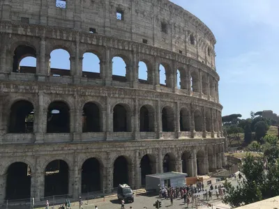 Колизей (Coliseum) В Риме, Италия. Колизей Важным Памятником Древности И  Является Одним Из Главных Туристических Достопримечательностей Рима.  Фотография, картинки, изображения и сток-фотография без роялти. Image  32212165