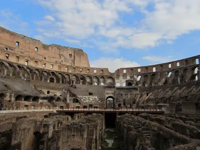 Колизей внутри древнего стадиона, почувствуй историю в Колизее, Рим, Италия  фон картинки и Фото для бесплатной загрузки