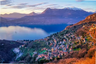 Изображение с изображением города Белладжио из озера Комо, Италия Стоковое  Фото - изображение насчитывающей каникула, комо: 159714208