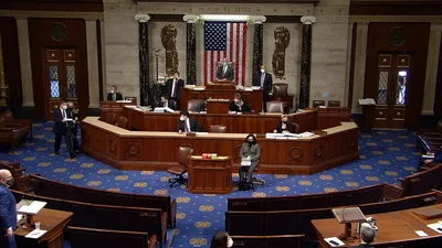 Конгресс США проголосовал за второй импичмент Трампа - за подстрекательство  к нападению на Капитолий - BBC News Русская служба