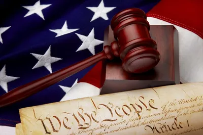 Конституция США - мы люди с американским флагом Стоковое Изображение -  изображение насчитывающей конституция, свобода: 35442409