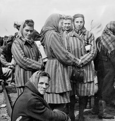 Заключенные концлагеря в Ампфинге после освобождения — военное фото