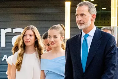Королева Летиция и Король Филипп IV с дочками показали результат новой  семейной фотосессии | РБК-Україна