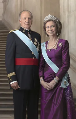 Король и королева Испании прибыли в Париж