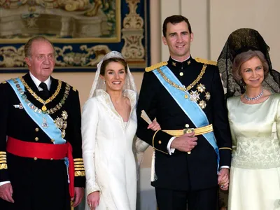 Королева Испании надела идеальное черное платье. Оно в ее гардеробе давно |  РБК Life