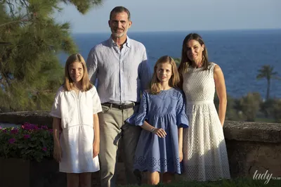 Король Испании Филипп VI и королева Летиция с дочерьми наслаждаются  отпуском на Майорке | WMJ.ru