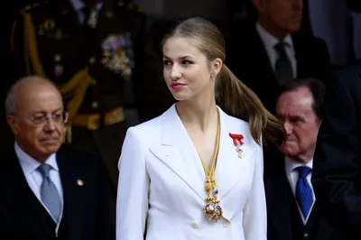 Будущая королева Испании присягнула на верность Конституции (фото, видео).  Читайте на UKR.NET