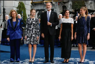 В платье с цветами и кожаной куртке: королева Испании Летиция осуществила  светский выход - Новости шоу бизнеса - Showbiz