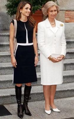 Испанская королева Летиция и ее дочери оделись в одном цвете для церковной  церемонии - Газета.Ru | Новости