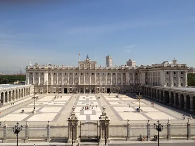 Королевский дворец в Мадриде (Испания) Редакционное Стоковое Фото -  изображение насчитывающей старо, день: 187906978