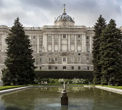 Королевский дворец в Мадриде: экскурсии, экспозиции, точный адрес, телефон
