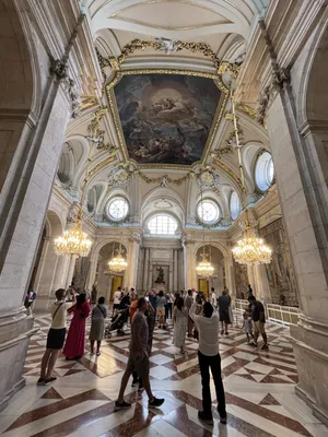 Королевский дворец в Мадриде - это стоит увидеть путешественнику