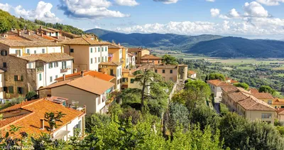 The Ultimate Guide to Cortona | Exploring Italy - YouTube