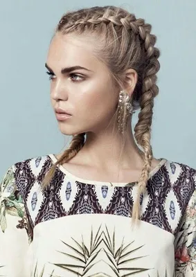 Выездной салон красоты - плетение косичек и французских кос в Москве.  Выездной салон красоты