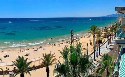 Береговая линия Коста Дорада, пляж в Салоу, Таррагона, Каталония, Испания.  Копирование текста . стоковое фото ©ggfoto 160909674