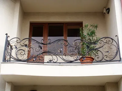 Кованый французский балкон с цветами КФБ-136