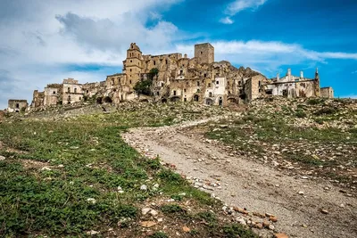 Крако, знаменитый город-призрак в базиликате, Италия стоковое фото  ©tommasolizzul 56330023