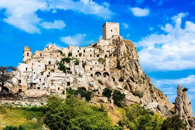 Средневековый город-призрак Крако на вершине скалы: подъем и падение  итальянской деревни | Путешествия | Селдон Новости