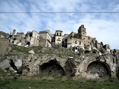 Заброшенная деревня Крако, область Базиликата, Италия Стоковое Изображение  - изображение насчитывающей привидение, италия: 157724981