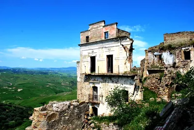 Заброшенная деревня Крако, Базиликата, Италия Стоковое Изображение -  изображение насчитывающей забыто, разрушение: 158942037