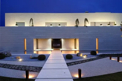 Самые красивые дома: Дом с большими окнами и бассейном. Мадрид, Испания.