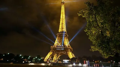 Эйфелева башня загорелась в сумерках в Париже Фон Обои Изображение для  бесплатной загрузки - Pngtree