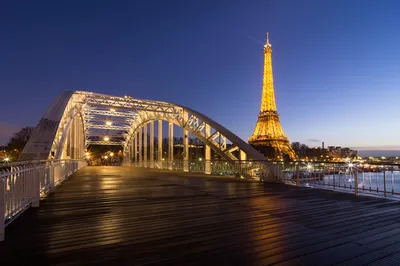 Красивое фото Эйфелевой башни в Париже, Франции на заходе солнца  Редакционное Фотография - изображение насчитывающей памятник, зеленый:  146700177