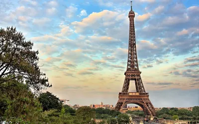 Красивые фотографии Эйфелевой башни в Париже с роскошными цветами и  широкоформатной центральной перспективой Стоковое Изображение - изображение  насчитывающей небо, горизонт: 172524907