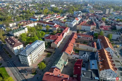 Старый центр гродно. Красивая пешеходная улица советская в старом городе.  Солнечный летний день. Гродно Беларусь Редакционное Изображение -  изображение насчитывающей город, экстерьер: 181706780