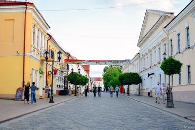 Старый центр гродно. Красивое старинное здание. Солнечный летний день.  Гродно Беларусь Редакционное Стоковое Фото - изображение насчитывающей  европа, старо: 181707728