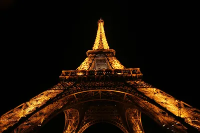 Картинки Париж Эйфелева башня Франция Вид снизу Ночные город на