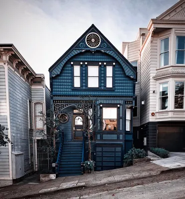 Красивые покрашенные дома строки, Сан-Франциско Редакционное Стоковое  Изображение - изображение насчитывающей детройт, небо: 109609994