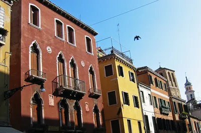 Красивые светлые улицы Италии. Стоковое Изображение - изображение  насчитывающей дом, старо: 183585113