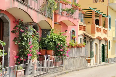 Италия, красивые улицы Vernazza и рестораны Редакционное Фотография -  изображение насчитывающей пляжа, строя: 120925172