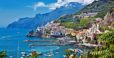 Красивые прибрежные города Италии - сценарного Positano в побережье Амальфи  Стоковое Изображение - изображение насчитывающей красивейшее, скалы:  151967557