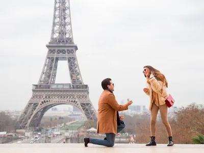 Красивые романтичные пары около Эйфелевой башни в Париже Стоковое Фото -  изображение насчитывающей поцелуй, счастье: 72367972