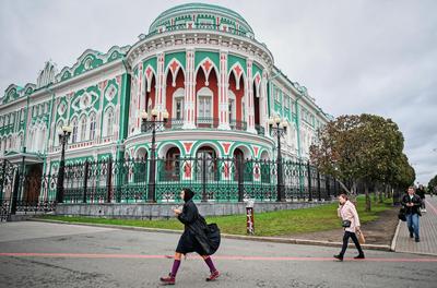 Фоторепортаж: «УР» выяснил, где находятся самые красивые новогодние елки  Екатеринбурга - «Уральский рабочий»