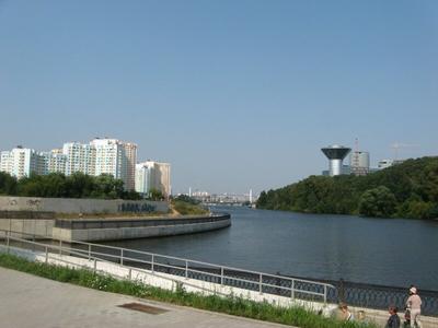 Красногорск РОССИЯ - 15.05.2015. Живописной Набережной На Москва-реке -  Место Массовых Гуляний В Подмосковье Фотография, картинки, изображения и  сток-фотография без роялти. Image 44426071