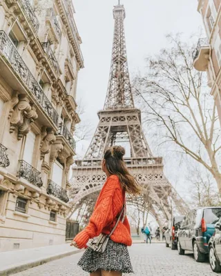 Счастливая девушка в Париже Стоковое Фото - изображение насчитывающей  переговор, красивейшее: 64964108