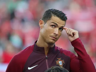 Купить картину-постер \"Футболист \"Реал Мадрида\" (Real Madrid) Криштиану  Роналду (Cristiano Ronaldo) смотрит вдаль\" с доставкой недорого |  Интернет-магазин \"АртПостер\"
