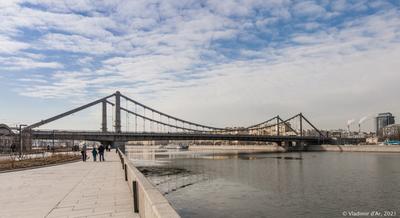 В Москве более 800 мостов. Одни из них соединяют берега, другие проходят  над дорогами, а третьи созданы для прогулок. В каждой из этих категорий  есть уникальные экспонаты. Какие же из столичных мостов самые популярные и  необычные?
