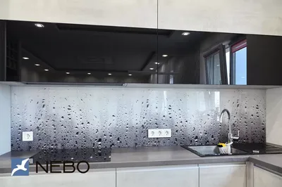 Скинали для кухни с изображением капель воды в серых тонах на осветленном  стекле в Минске