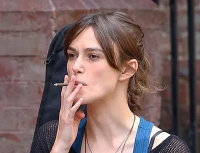 5 красивых актрис, которых папарацци постоянно ловят с сигаретой | Моя  Голливудская История | Дзен