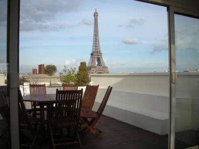 Терракотовый интерьер маленькой квартиры в Париже