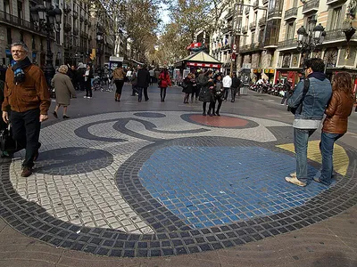 Улица Ла Рамбла, Барселона, Испания - «Ла Рамбла - живые статуи,  антикварные фонари, рынок Бокерия, запоминающаяся архитектура, взгляд на  Готический квартал и путь к порту Барселоны! Рамблы, они такие...» | отзывы