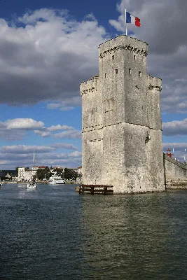 вход в старую гавань ла-рошель Chrentamaritime Aquitaine во франции.  Стоковое Изображение - изображение насчитывающей океан, порт: 223469313